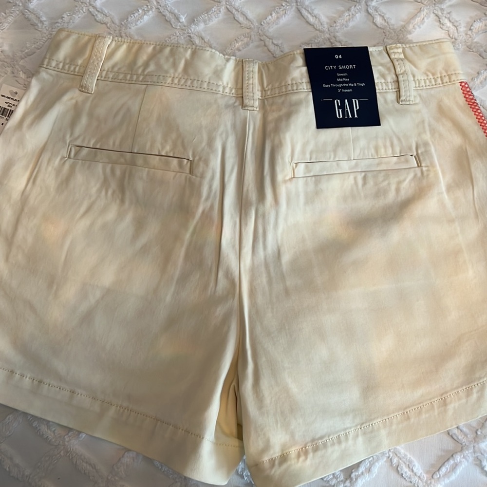 GAP City Short - Picture 2 of 3
